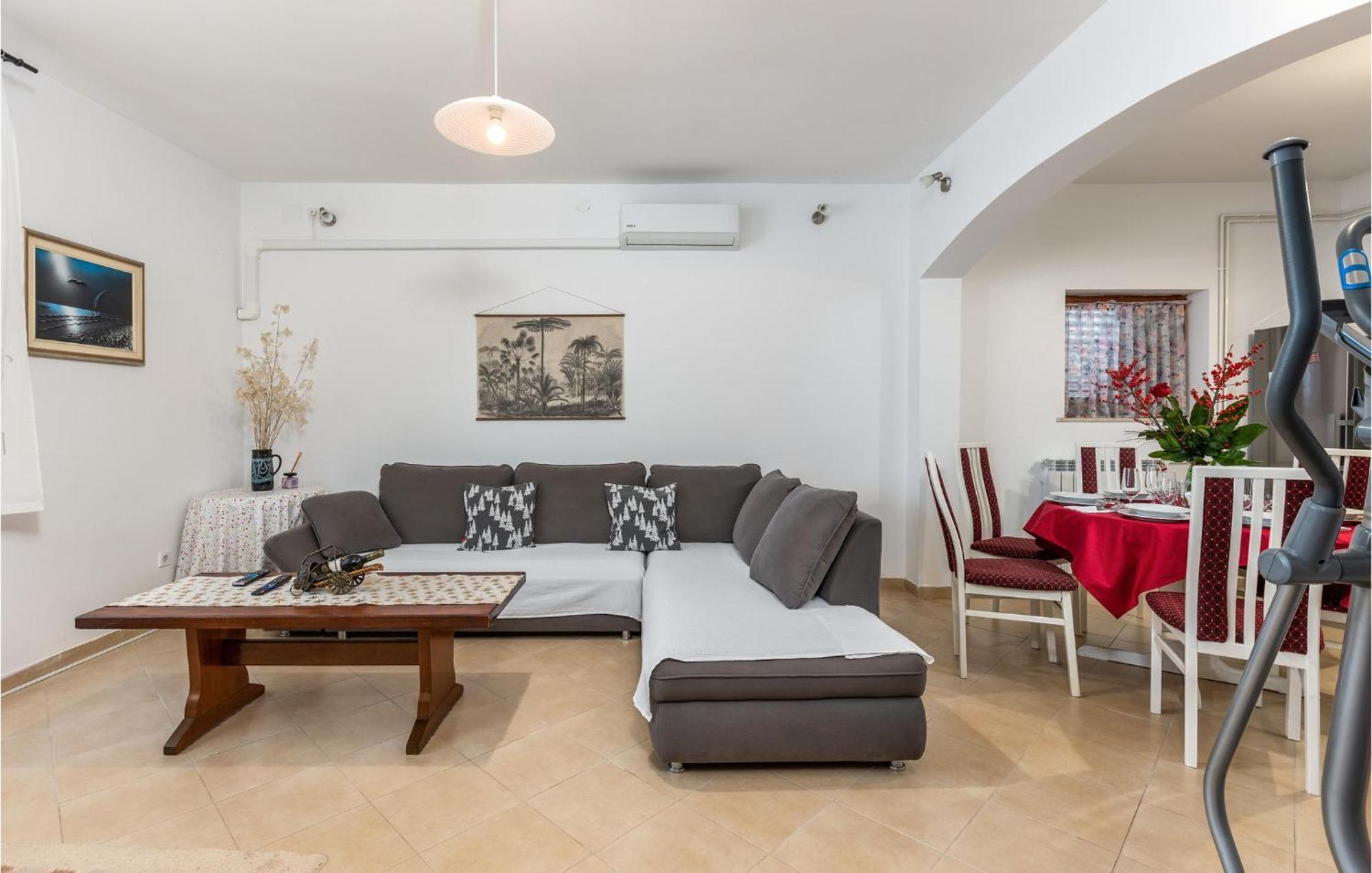 2 Bedroom Gorgeous Apartment In Kostrena Extérieur photo