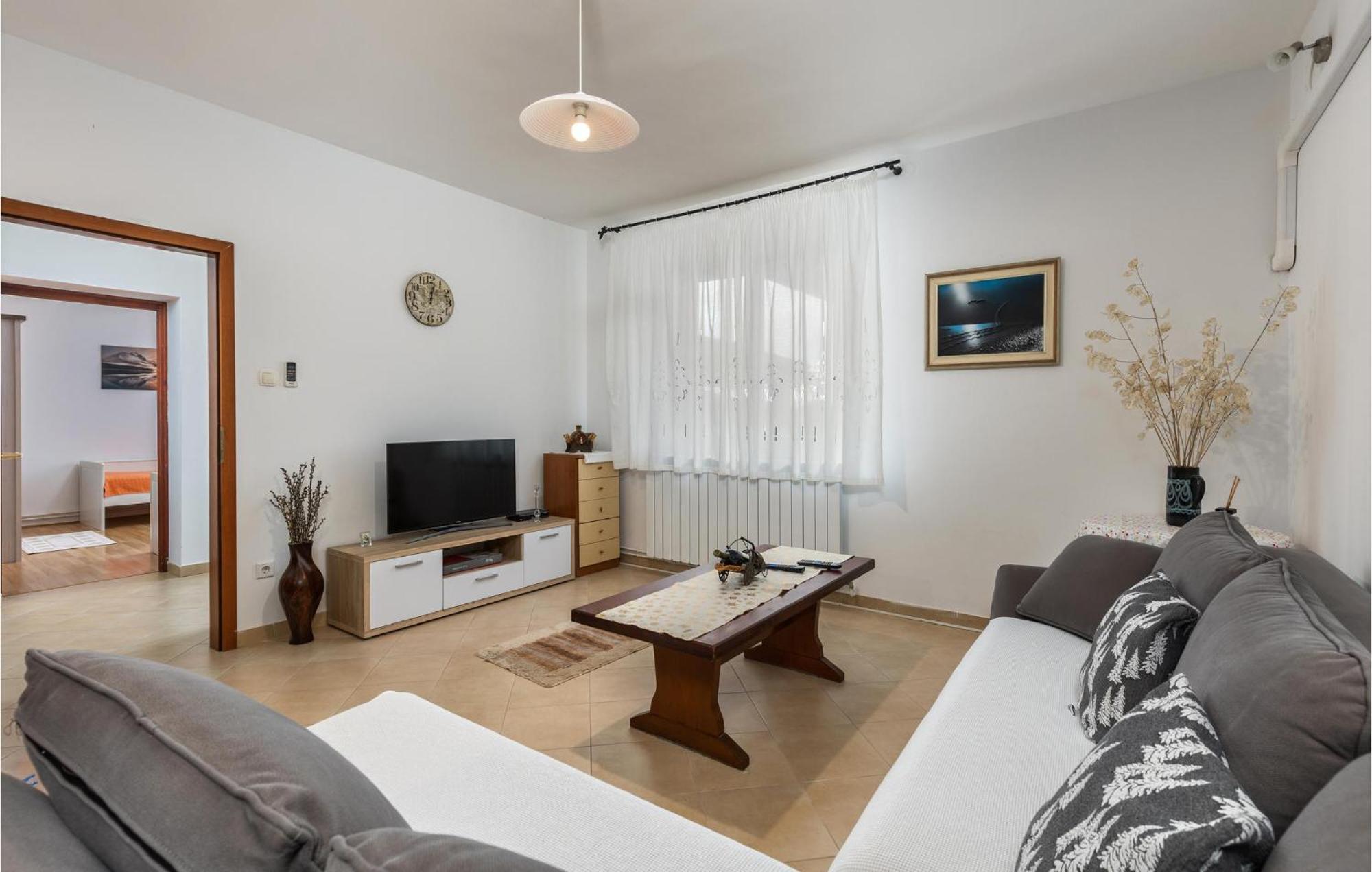 2 Bedroom Gorgeous Apartment In Kostrena Extérieur photo