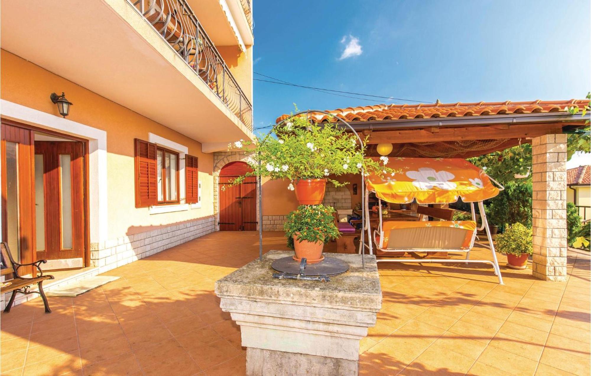 2 Bedroom Gorgeous Apartment In Kostrena Extérieur photo