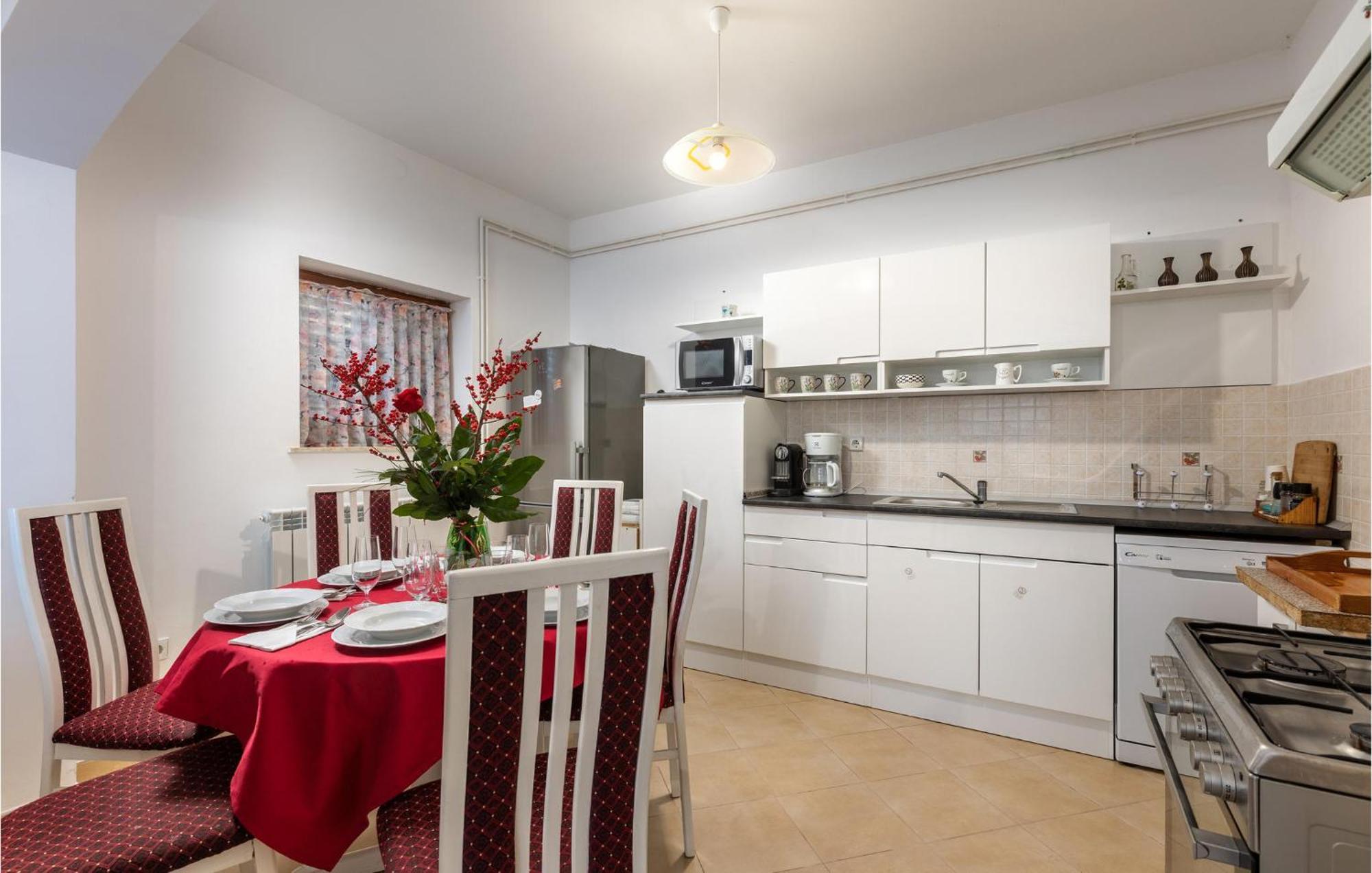2 Bedroom Gorgeous Apartment In Kostrena Extérieur photo