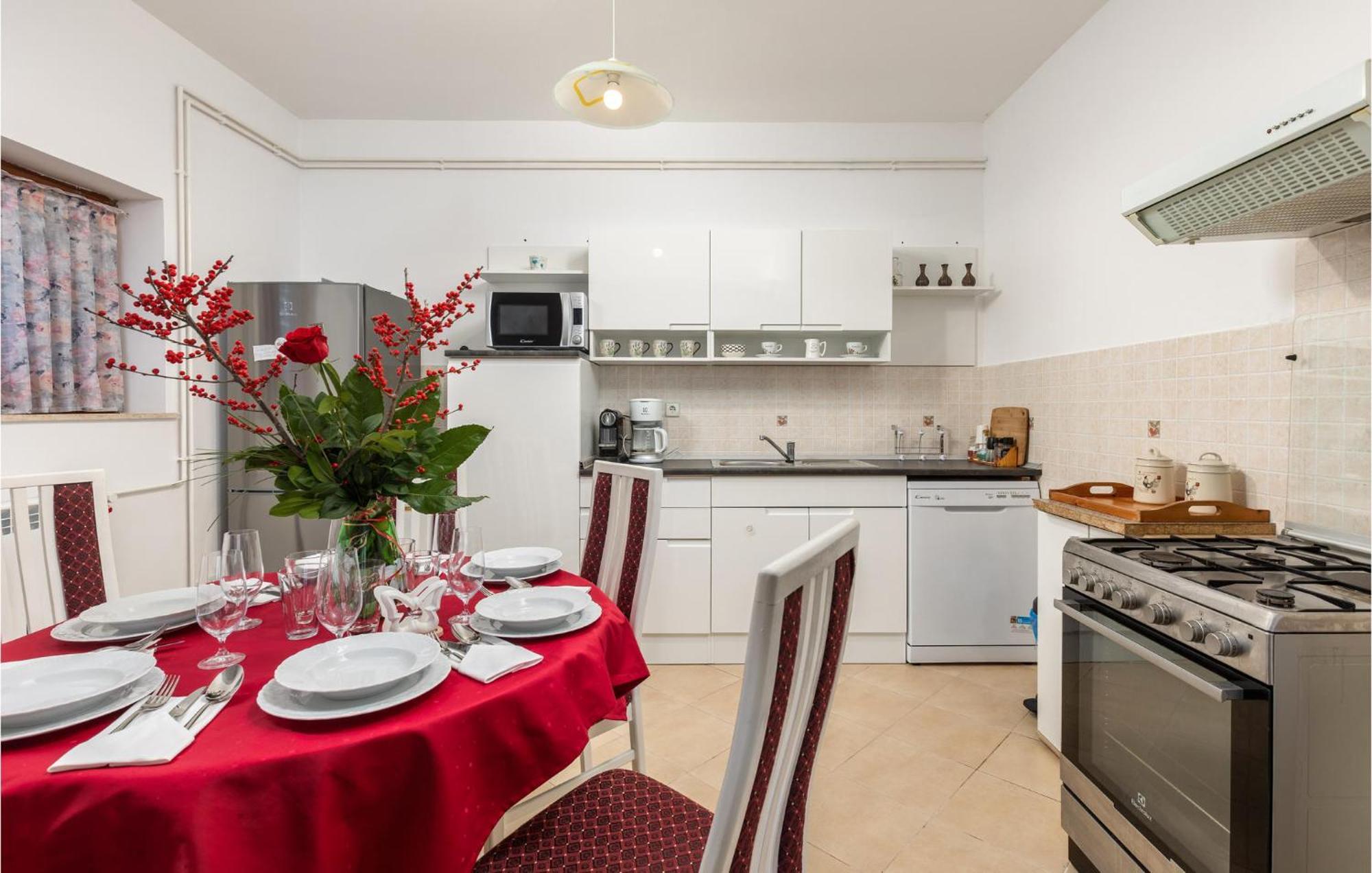 2 Bedroom Gorgeous Apartment In Kostrena Extérieur photo